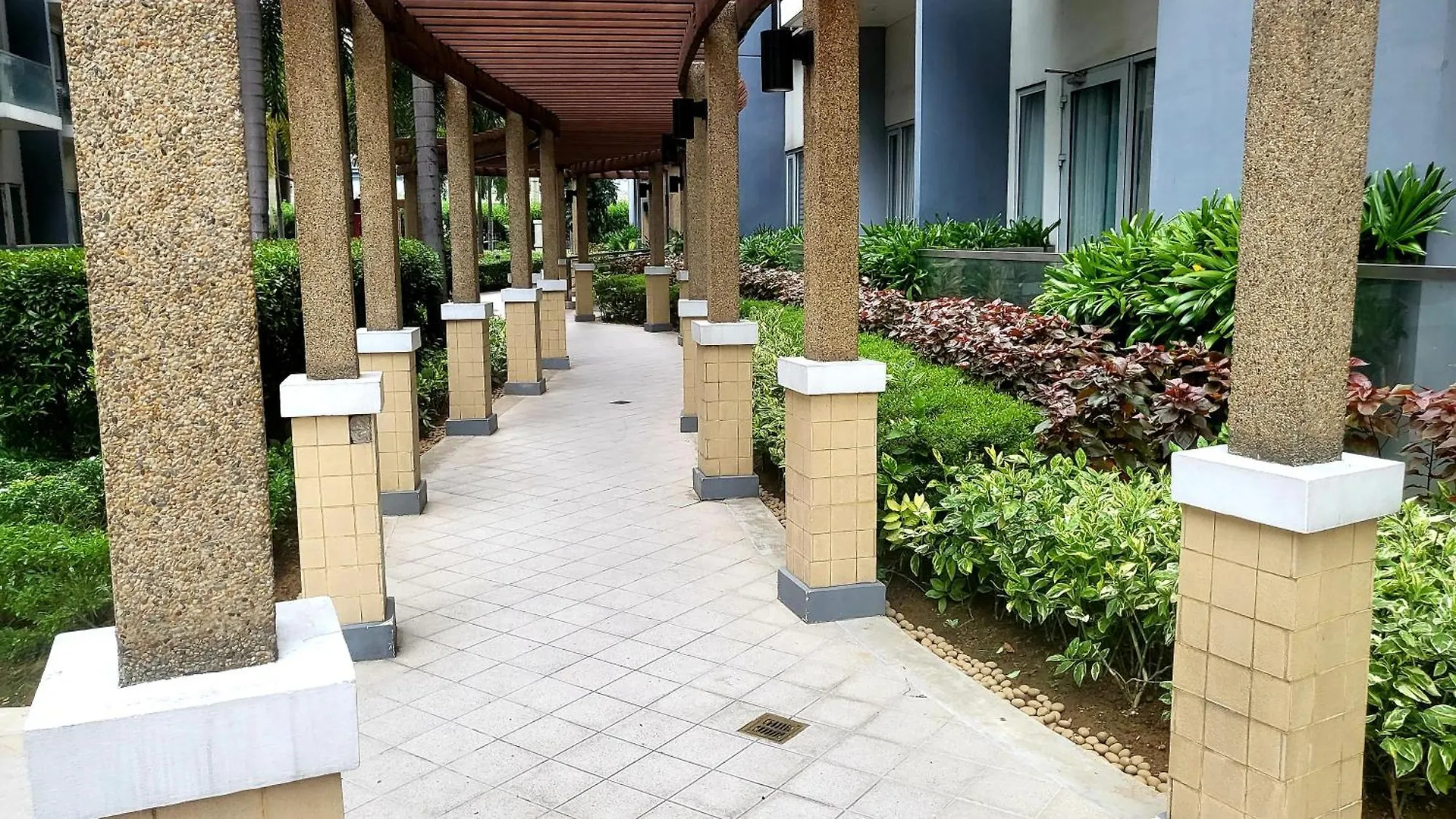 Apartment One Palm Tree Villas Condominium - Studio 2H With Balcony - Across Terminal 3 Airport Manila Philippines